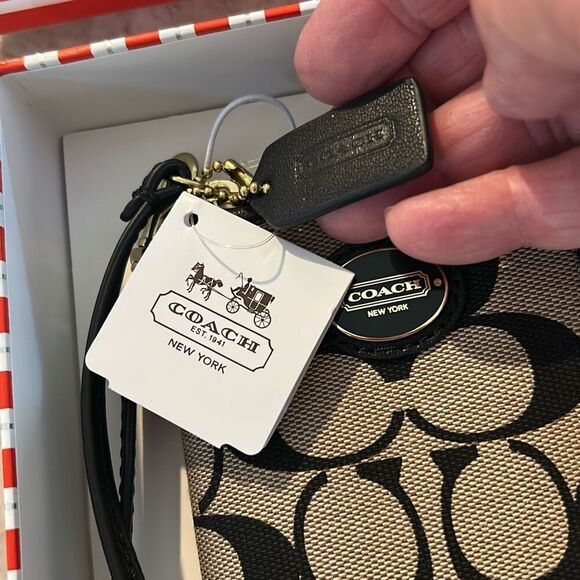 COACH New in Box Wristlet - Picture 3 of 8